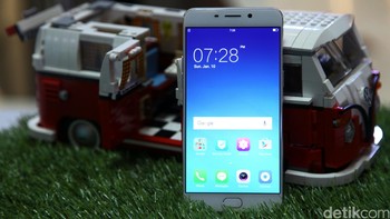 Namun kamera belakangnya justru kalah dibanding kamera depannya. Selain kemampuannya yang berada di angka 13 MP, bukaan yang ditawarkan juga berada di level f/2.2.