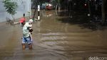 Korban Banjir Dievakuasi dengan Perahu Karet