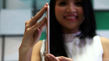 Besaran RAM-nya kini mengusung kapasitas 4 GB, sedangkan ukuran layarnya jadi lebih nyaman di mata dengan bentang 5,5 inch resolusi full HD.