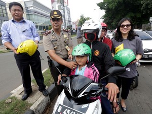 Jangan Egois, Bonceng Anak Juga Harus Pakai Helm