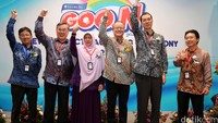 (Kiri-kanan) Presiden Director EIMI/EITI Shozo Ishikawa, Presiden dan CEO Daio Paper Corporation Masayoshi Sako, Wakil Kepala Pelayanan Investasi BKPM Lestari Indah,  Presiden dan CEO Mitsubishi Corporation Takehiko Kakiuchi, Deputy Chief of Mission from Embassy of Japan Kozo Honsei dan  Komisaris Sumber Alfaria Trijaya Budiyanto Djoko Susanto dalam peresmian pabrik tersebut. 