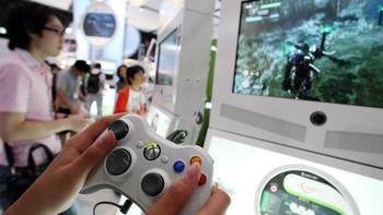 Salah satu pengunjung ajang Tokyo Game Show 2009 menyicipi bermain Xbox 360 di booth Microsoft.  Foto: GettyImages