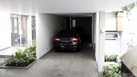 Dua buah mobil terparkir di garasi rumah.