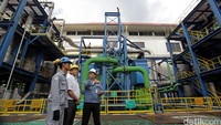Kepala Satuan Komunikasi Korporat PLN I Made Suprateka (tengah) dan Manajer Unit PLTP Gunung Salak Ervan Ambarita saat meninjau PLTP Gunung Salak, Kamis (21/4/2016).