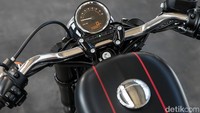 Harley-Davidson Roadster terbaru memadukan tampilan klasik dengan kesan modern. Seperti terlihat pada bagian setang dan speedometernya. Foto: Harley-Davidson