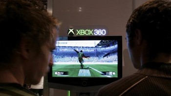 Gamer saat memainkan game bola di Xbox 360. Foto: GettyImages