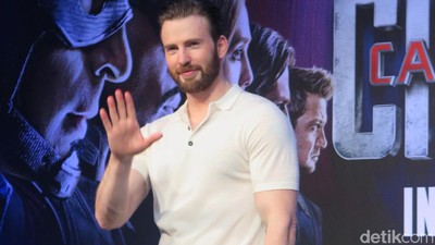 Chris Evans Tanpa Kostum Captain America di Singapura