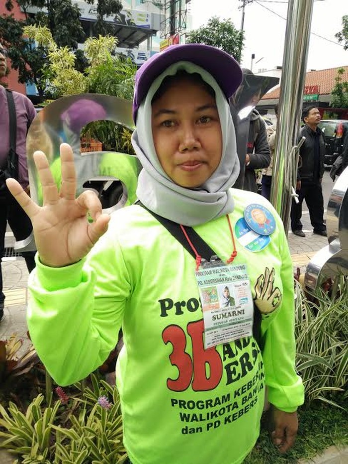 Kisah Sumarni, Perempuan Penyapu Jalan di Kota Bandung Tentang Hari Kartini