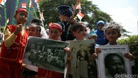 Murid-murid TK Sekolah Alternatif untuk Anak Jalanan (SAAJA) mengikuti pawai di kawasan Kuningan, Jakarta, Kamis (21/4).