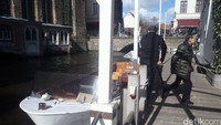 Perahu ini akan menyusuri tepian Brugge. Di mana turis bisa memandangi rumah-rumah klasik di sepanjang perjalanannya (Niken/detikTravel)