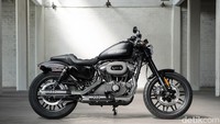 Bagian depan juga terdapat dua rotor 300mm dengan dua pot kaliper untuk memaksimalkan pengereman. Fitur anti-lock brake system (ABS) menjadi fitur pilihan. Harley menambahkan sepasang roda aluminium cast berukuran 19 inci di depan dan 18 inci di belakang. Kini, Roadster memiliki ketinggian jok dari tanah 78,5 cm.Foto: Harley-Davidson
