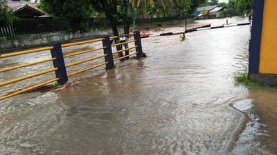 Kali Molek Meluap, Jalan Pondok Gede Raya Banjir