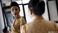 Ratusan penghuni rumah tahanan (Rutan) Wanita Pondok Bambu mengikuti puncak perayaan Hari Kartini Kamis 21 April 2016 di Lapangan Rutan Pondok Bambu Jakarta.
