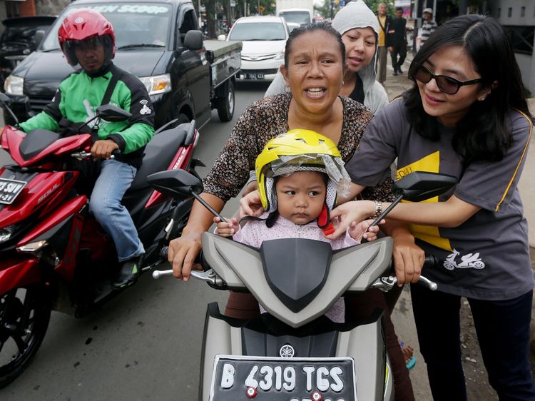 Meme Kocak Ibu-ibu yang Naik Motor