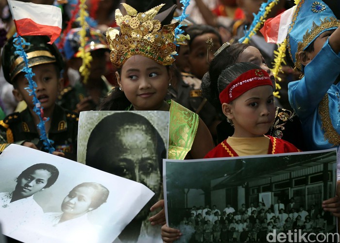 Murid-murid TK Sekolah Alternatif untuk Anak Jalanan (SAAJA) saat pawai sambil mengenakan pakaian adat di kawasan Kuningan, Jakarta, Kamis (21/4). Kegiatan ini dalam rangka memperingati Hari Kartini yang jatuh pada 21 April.