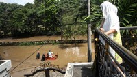 Jalan di depan rumahnya juga lumpuh karena banjir.