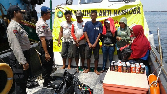 Polair Polda Metro Amankan Penjual Miras di Atas Perahu