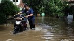 Korban Banjir Dievakuasi dengan Perahu Karet