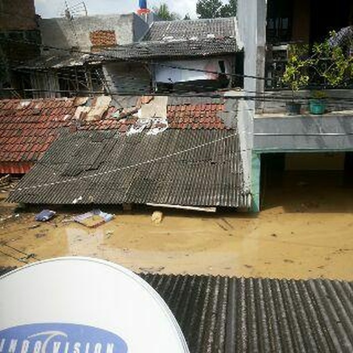 Tanggul Jebol, Perumahan di Jatiasih Bekasi Banjir 2 Meter