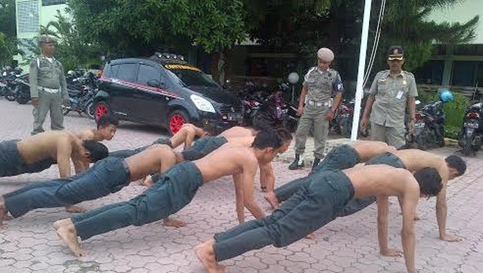 Pelajar Kepergok Bolos Main Biliar Dihukum Push Up