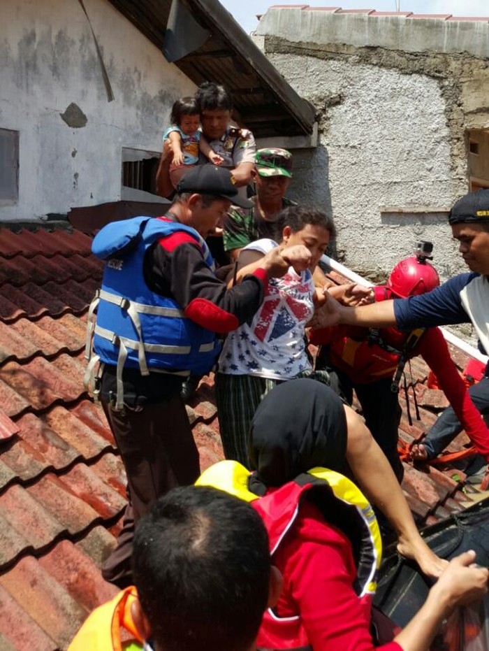 Aksi Polisi Selamatkan Ibu Hamil yang Terjebak Banjir di Pondok Gede