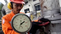 Petugas juga selalu mengecek ukuran tekanan uap yang masuk ke turbin.