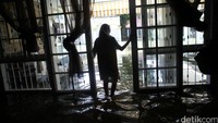 Rumah Wanita Emas ini terendam banjir akibat jebolnya tanggul kali Mampang yang terjadi sejak pagi tadi.