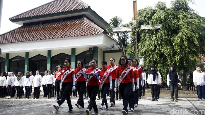 Ratusan penghuni rumah tahanan (Rutan) Wanita Pondok Bambu mengikuti upacara bendera. Upacara itu bagian dari peringatan perayaan Hari Kartini.