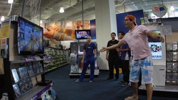 Di tahun 2010, Microsoft merilis Kinnect dimana ketika bermain, gamer hanya menggerakan tubuh dan seolah masuk ke dalam game tersebut. Foto: GettyImages