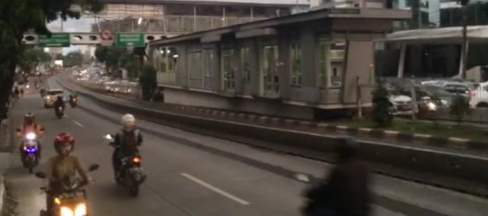 Macet di Warung Buncit, Motor Lawan Arus Hingga Jalur TransJ Diterabas