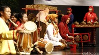 Musik gamelan mengiringi tarian yang ditampilkan untuk memeriahkan acara wisuda.