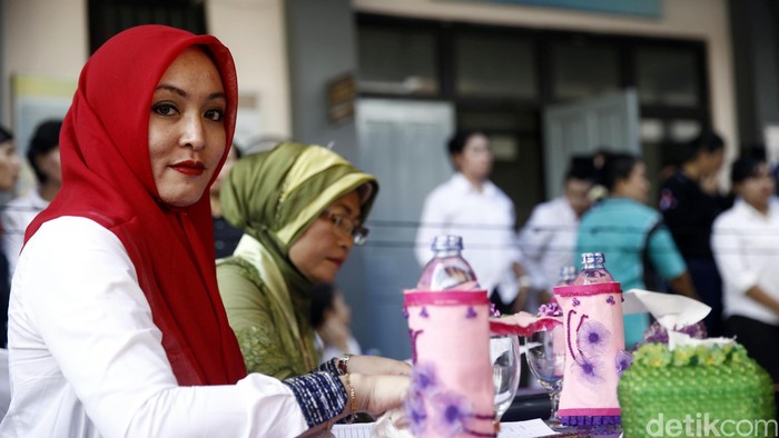 Terpidana kasus Korupsi Angelina Sondakh turut hadir dan menyemarakan perayaan Hari Kartini di Rutan Wanita Pondok Bambu Jakarta, Kamis (21/4/2016). Ia didapuk menjadi dewan juri untuk ajang perlombaan peragaan busana kebaya untuk nara pidana dan pegawai Rutan tersebut. (FOTO: Rachman Haryanto/detikcom)