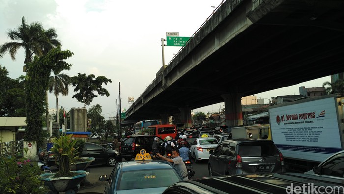 Jalan Yos Sudarso ke Arah Cawang Jakarta Timur Macet Parah!