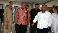 Basuki keluar gedung KPK usai diperiksa sebagai saksi untuk Damayanti.