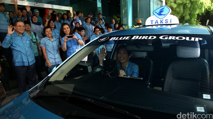 Blue Bird ikut memperingati Hari Kartini melalui program Kartini Masa Kini yang diikuti seluruh pengemudi Blue Bird se-Jabodetabek hingga jajaran manajemen yang semuanya perempuan.