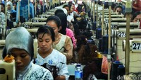 Pekerja pabrik rambut palsu di PT. Boyang Industrial, Purbalingga, Jawa Tengah, Kamis (21/4/2016) mengenakan pakaian kebaya dalam rangka memperingati Hari Kartini.