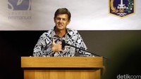 Head of School JIS Timothy Carr memberikan sambutan.
