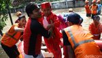Banjir Melanda, Kartinian Tetap Berlangsung