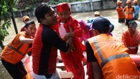 Mereka datang ke sekolah dengan perahu karet.