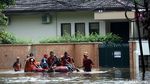 Korban Banjir Dievakuasi dengan Perahu Karet
