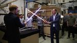 Duel Lightsaber Pangeran William dan Pangeran Harry