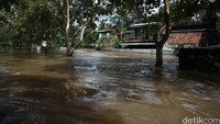 Banjir tersebut akibat hujan deras dan jebolnya tanggul kali Mampang.