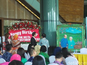 Dipo Alam Serahkan Lukisan Ratu Elizabeth II ke Kedubes Inggris