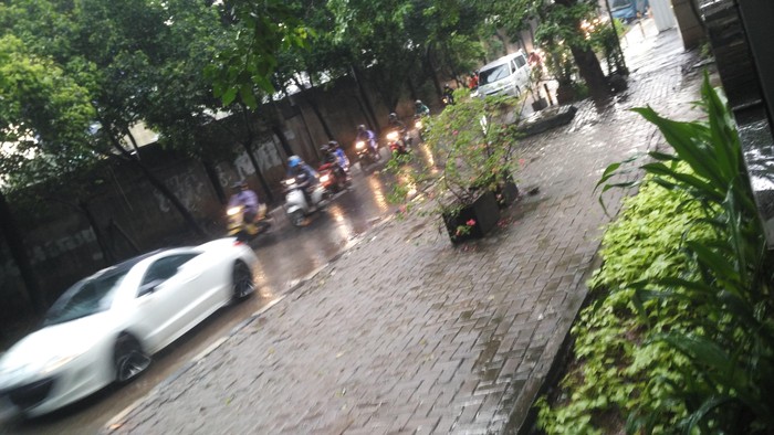 Banjir di TB Simatupang Surut, Kendaraan Sudah Bisa Melintas