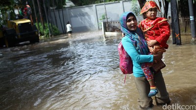 Banjir Melanda, Kartinian Tetap Berlangsung