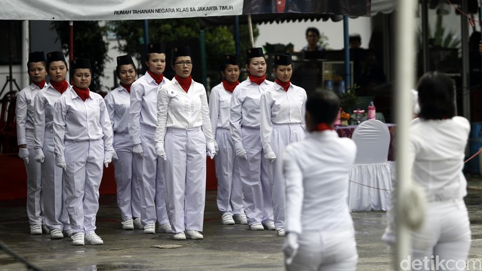 Ratusan penghuni rumah tahanan (Rutan) Wanita Pondok Bambu mengikuti upacara bendera. Upacara itu bagian dari peringatan perayaan Hari Kartini.