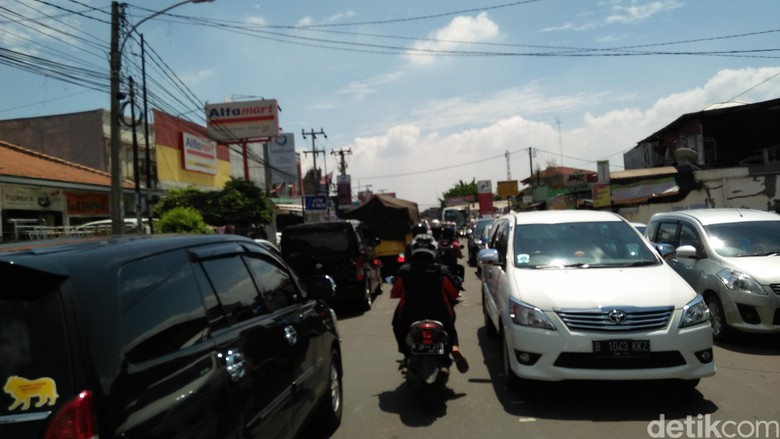 Pembatas Tinggi Jembatan Jatiwaringin Rusak Ditabrak Truk Kontainer Pembatas Tinggi Jembatan Jatiwaringin Rusak Ditabrak Truk Kontainer