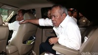 Basuki memasuki mobilnya.
