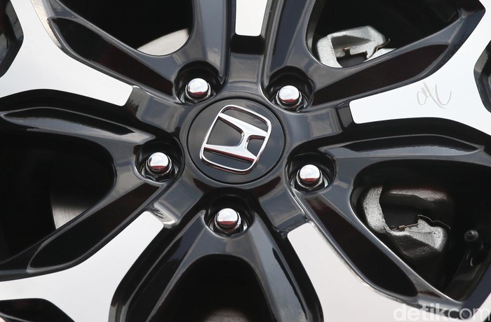 Logo Honda pada pelek mobil
