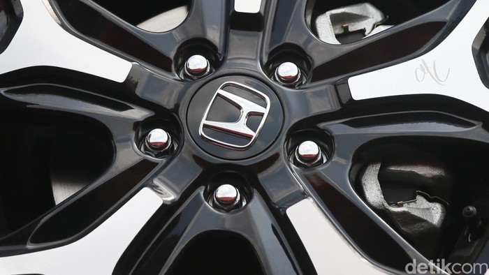 Logo Honda pada pelek mobil